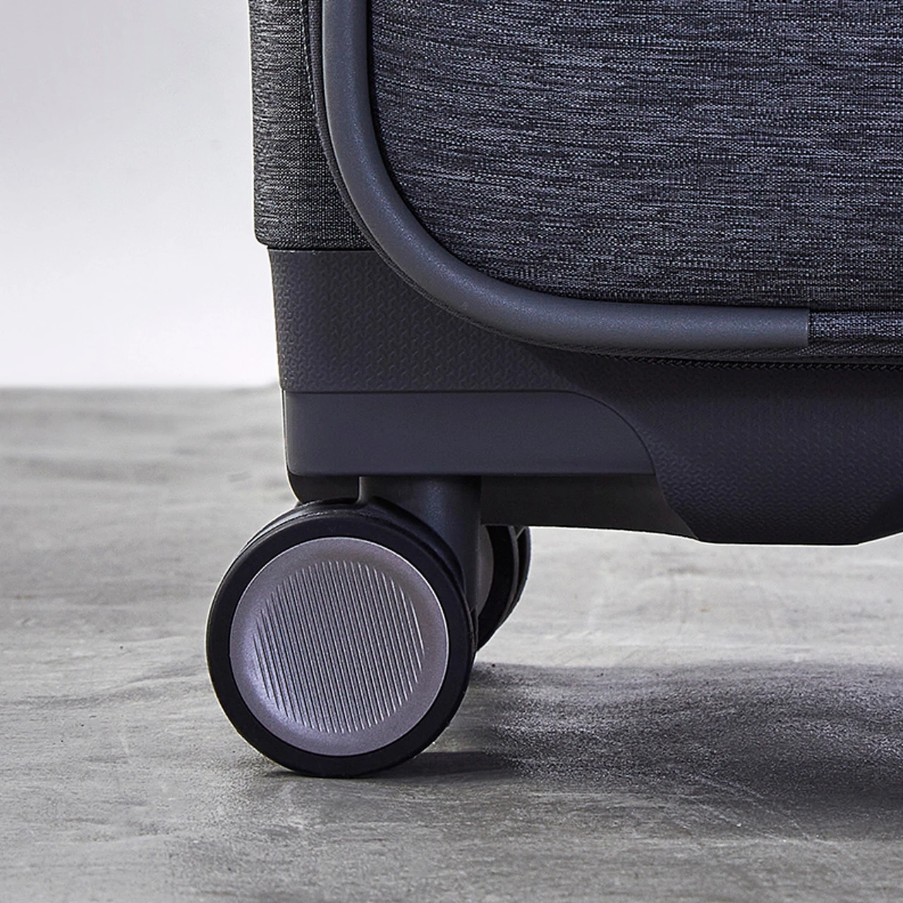 Rock Parker 4 Wheel Exp Medium Suitcase - 65cm - Image 16